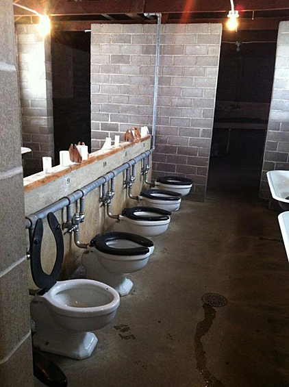 Очень общественный туалет.