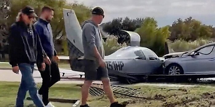 Самолет протаранил автомобиль в Техасе во время посадки