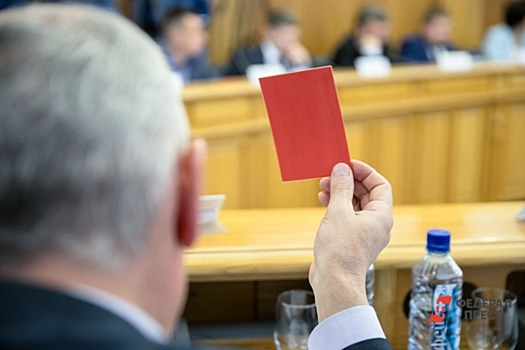 Свердловский мэр ушел в отставку после затяжного конфликта с думой