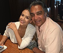 Джессика Альба станцевала с отцом, борющимся с раком