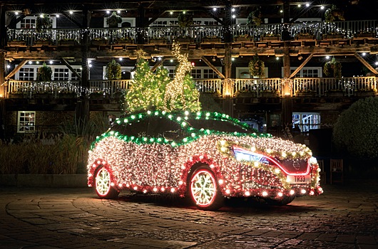 Nissan Leaf превратили в «рождественскую ёлку»