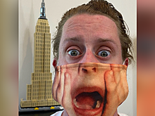 Маколей Калкин примерил маску с изображением своего лица