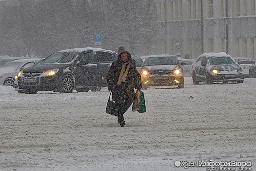 Екатеринбург встал из-за сильнейшего снегопада