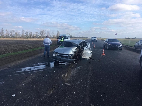 22-летний водитель ВАЗа устроил лобовое ДТП на трассе в Краснодарском крае