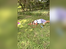 Обезьяна охраняла своего пьяного хозяина, пока он спал на лужайке