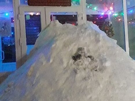 В самарском поселке снегом с улицы завалили двери в администрацию