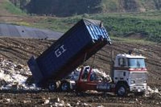 В Волгограде иномарка врезалась в две машины и снесла ограждение