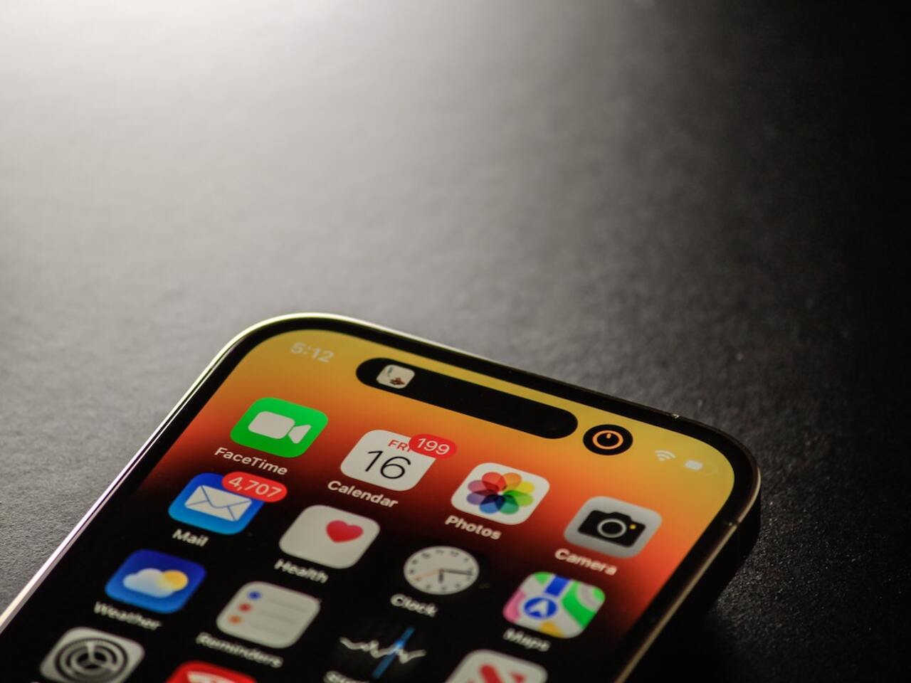 Apple исправит проблему с полосками на экране у дорогих iPhone 14 Pro -  Рамблер/новости