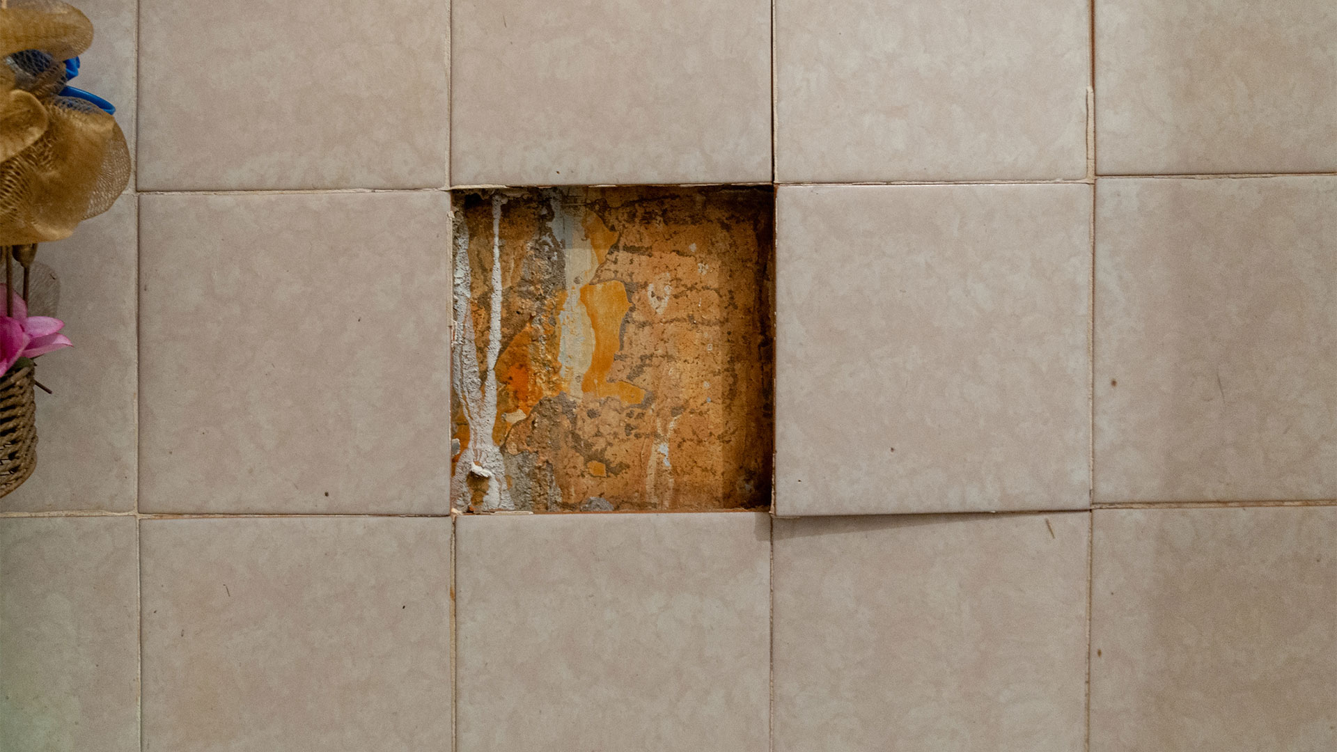 Обои в клочья, плитка в крошку: почему рассыпается отделка загородного дома