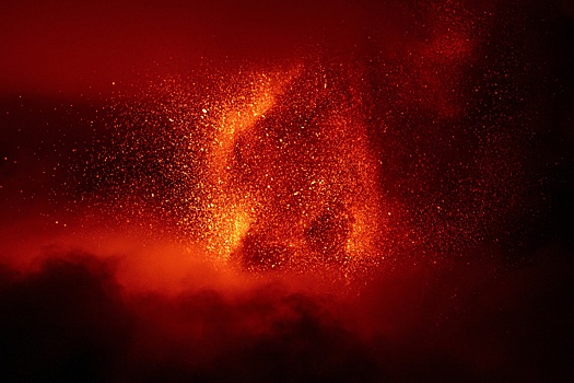 Столб облака пепла над вулканом Этна в Сицилии достиг высоты в 4,5 км