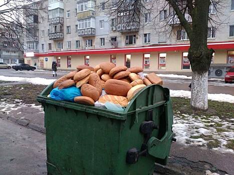 «Всё по закону»: в Ярославле обсуждают выброшенный из магазина на помойку хлеб