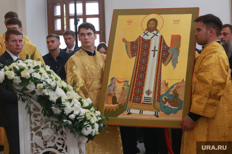 Директор крупнейшего тюменского завода «Сибур» подарил патриарху Кириллу икону XIX века