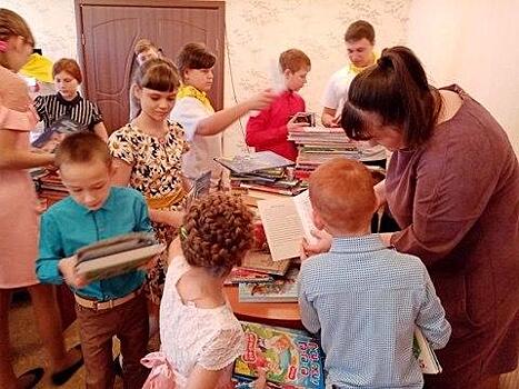 Волонтеры из Куркина передали книги в детский дом города Прокопьевска