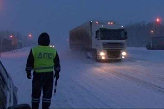 Омская область ограничит на период паводка движение грузовиков по дорогам северных районов