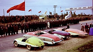 В СССР немногочисленные спортивные машины появлялись на свет усилиями заводчан, которые строили их в свободное от основной работы время на базе имеющихся в их распоряжении агрегатов серийных автомобилей. Гораздо реже что-то создавалось с нуля специально для испытаний новый технологий, скоростных рекордов или спортивных состязаний. Некоторые эксперименты получали поддержку от руководства, но большинство так и оставалось уделом энтузиастов, выводивших свои разработки на старт гонок разного уровня.