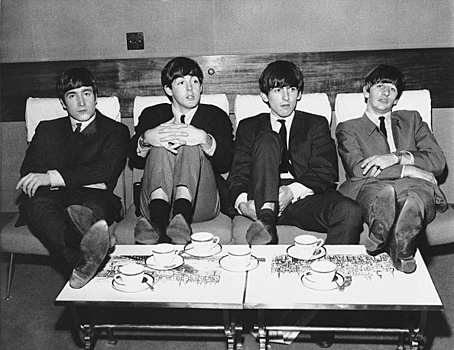 Группа The Beatles в полном составе перед концертом в Лондоне. Слево направо: Джон Леннон, Пол Маккартни, Джордж Харрисон и Ринго Старр, 1963 г.