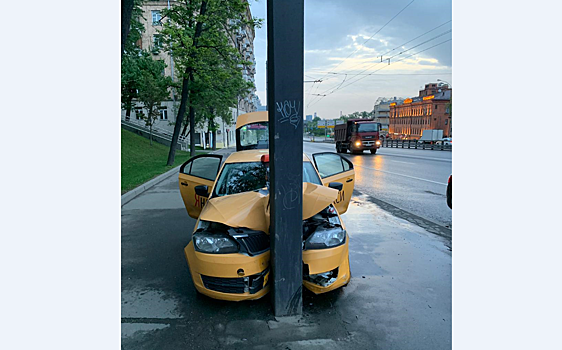 «Машина просто летела в столб». Столичный бьюти‐коуч пострадал в ДТП с «Яндекс. Такси»