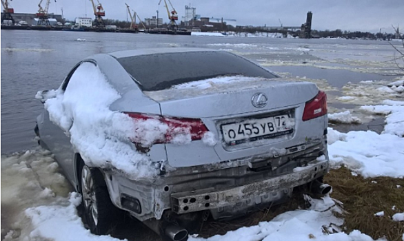 В Рыбинске к берегу Волги прибило Lexus из Тюмени
