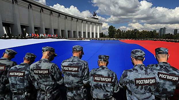 В Москве развернули флаг в тысячу квадратных метров