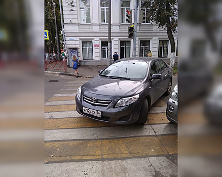 «Бросил машину и потащил свою тушку»: ярославец оставил своё авто посреди дороги