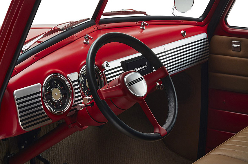 Пробег без подзарядки достигает 320 километров. Цена заднеприводной машины — минимум 159 тысяч долларов.