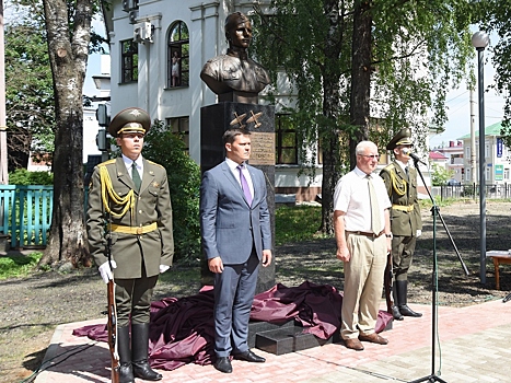 Памятник Александру Клубову открыли в Пионерском сквере Вологды