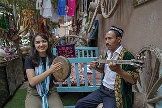 В историческом центре города Кашгар в СУАР -- поют и танцуют