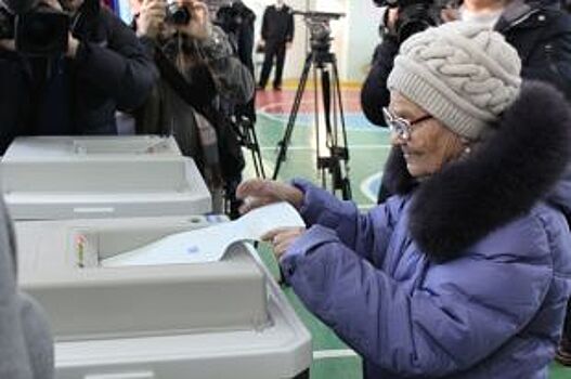 Знаменитая красноярская путешественница баба Лена проголосовала на выборах