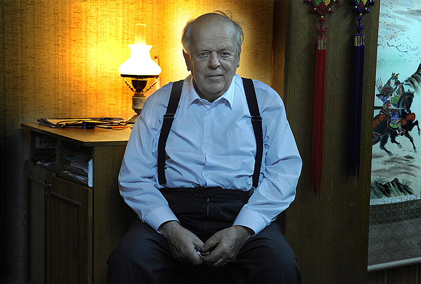 В 1989 году был выдвинут кандидатом в народные депутаты СССР и победил на выборах, в 1990-м стал депутатом Верховного Совета Белорусской ССР, позже был избран первым заместителем председателя Верховного Совета, а в 1991-м оказался на посту председателя. При нем Белорусская ССР стала Республикой Беларусь с закрепленным в Конституции суверенитетом.