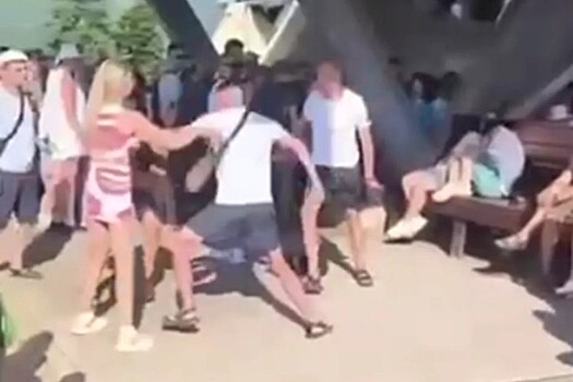 От скидки до мордобоя: туристы не поделили очередь на подъемник в Сочи