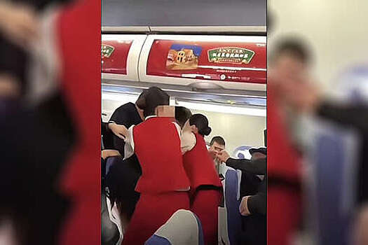 В Китае пассажирка укусила стюардессу во время драки на борту самолета