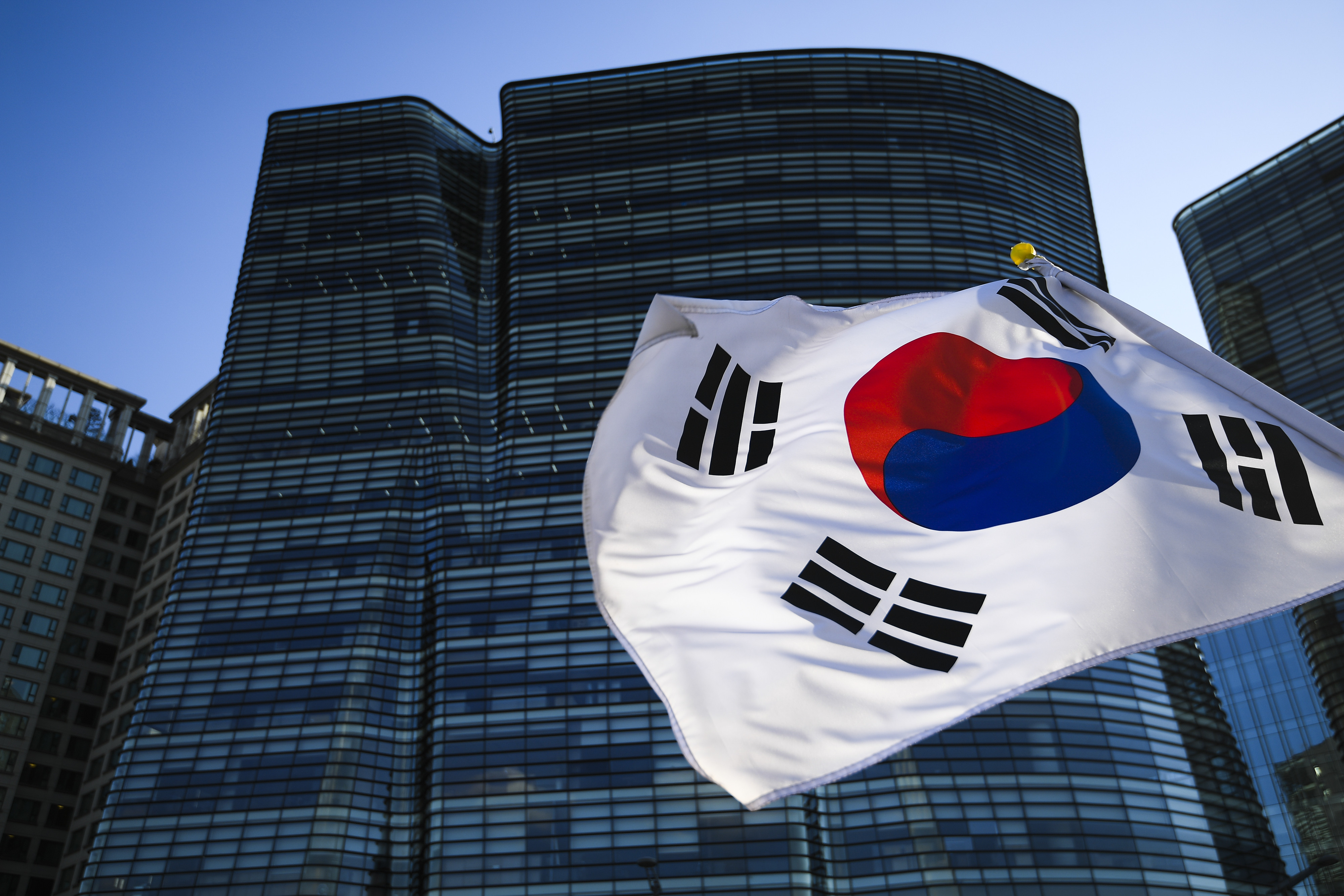 Корея санкции рф. Флаг Сеула Южная Корея. Жанубый Корея флаг. МИД Республики Корея. Сеул с флагом Кореи.