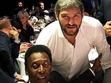 Овечкин попрощался с Пеле, выложив совместное фото: «RIP King 🙏»