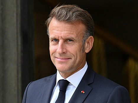 Макрон появился в солнечных очках в Елисейском дворце и призвал остальных смириться