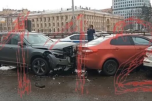 В Москве водитель Volvo протаранил четыре автомобиля