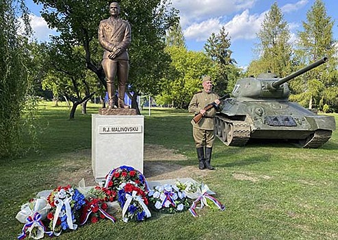 В Словакии торжественно открыли памятник дважды Герою Советского Союза маршалу Малиновскому