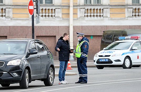 Нужно ли включать аварийку, когда останавливает инспектор ГИБДД?