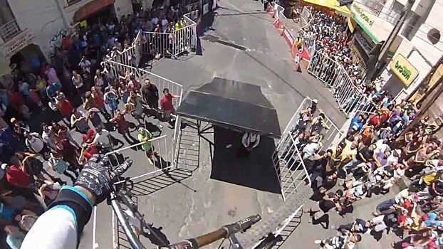 Бешеную гонку на горных велосипедах в Вальпараисо показали на видео