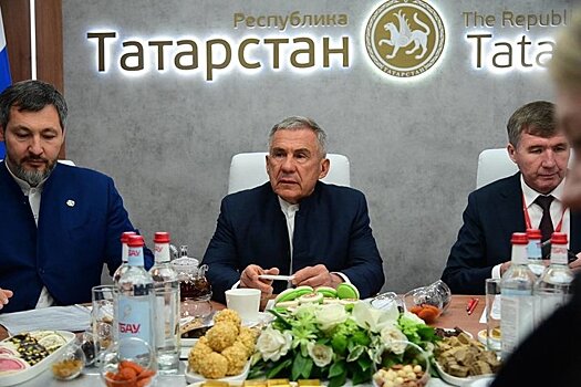 Минниханов обсудил сотрудничество с президентом АО "Арнест" на ПМЭФ