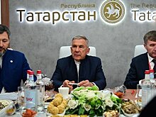 Минниханов обсудил сотрудничество с президентом АО "Арнест" на ПМЭФ
