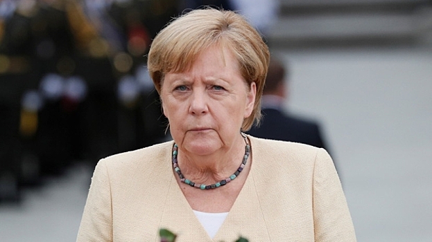 Блок Меркель проигрывает в борьбе за первое место