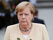 Блок Меркель проигрывает в борьбе за первое место