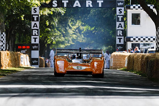 Видео: Карлос Сайнс за рулём исторической McLaren M8D