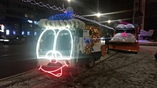Дорожники Волгограда работают на ослепительно новогодних дорожных машинах