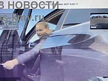 Женщина расцарапала ключом чужую Tesla и попала на видео