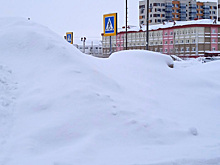 В Новом Уренгое во дворах скапливается снег