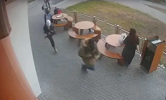 Дети в балаклавах избили подростка на площади Маркса