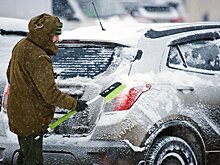 Москвичам рассказали, как безопасно очистить машину после снегопада