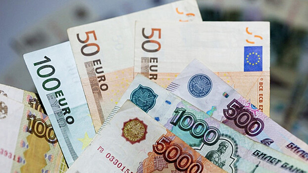 Почему рубль ослабел по отношению к доллару и евро