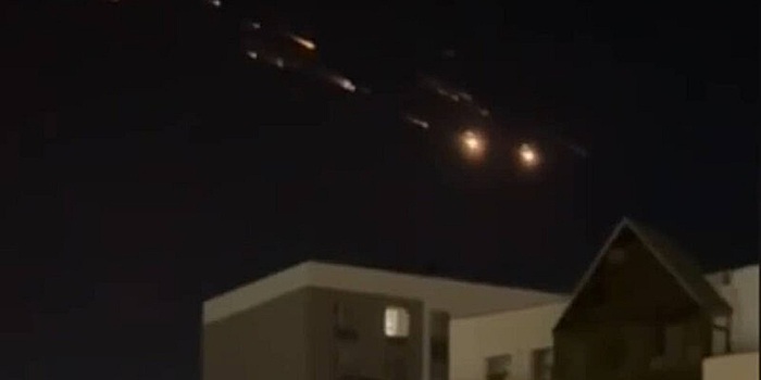 В небе над Казахстаном заметили удивительные вспышки